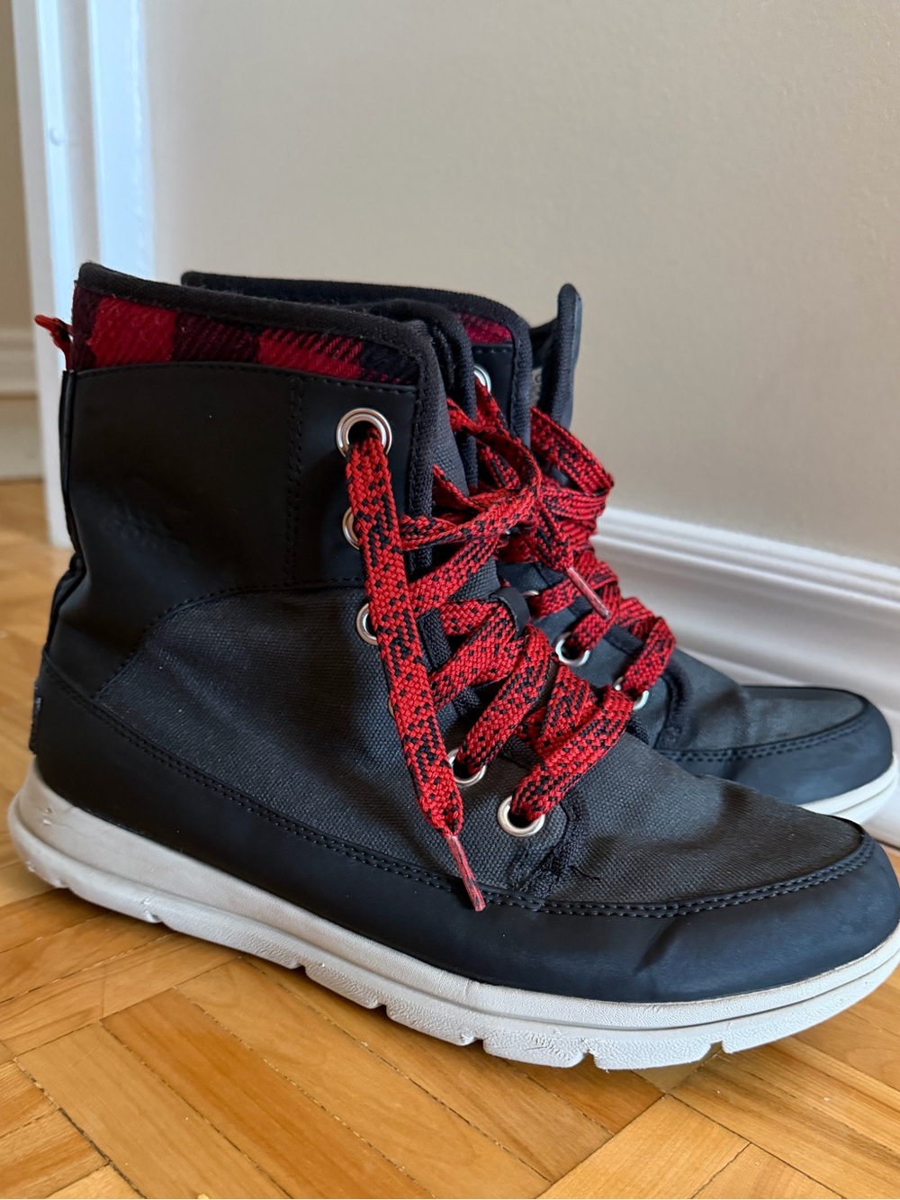 SOREL Explorer 1964 Waterproof Boot Black Red Plaid Size 9.5